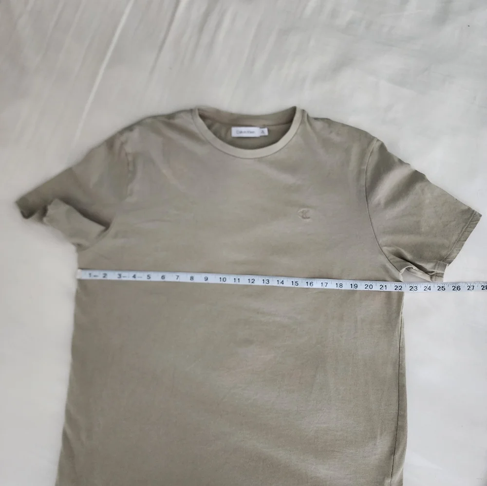 Calvin Klein T shirt men's size L light brown short sleeve smooth cotton